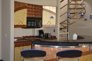Kitchen/wet-bar with 2-burner cooktop