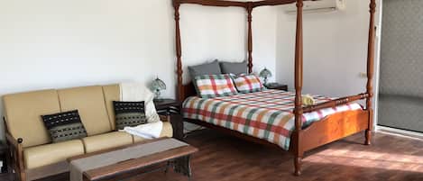 Four poster bed with lake view