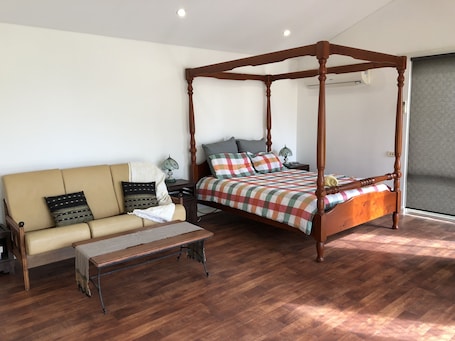 Four poster bed with lake view