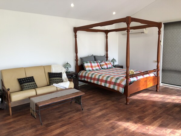 Four poster bed with lake view