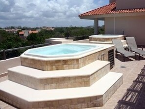 2 rooftop jacuzzis