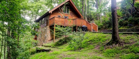 Beautiful High Haven cabin on it's wooded lot!