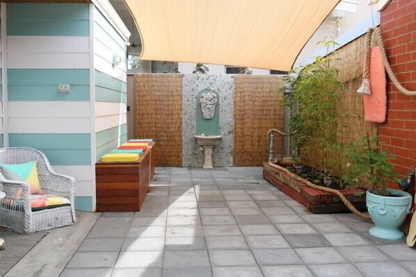 Relax in Privacy & Style, close to beach & restaurants, cable TV & free internet