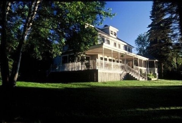 LAKE FRONT VIEW 
OF HOUSE
