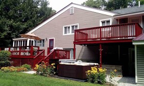 Large yard and deck, firepit & Jacuzzi