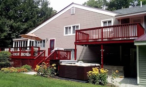 Large yard and deck, firepit & Jacuzzi