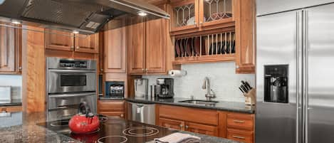 Beautifully renovated and fully equipped kitchen