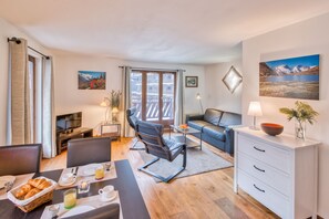 Living room with new exclusive hardwood floor and comfortable bed sofa.

