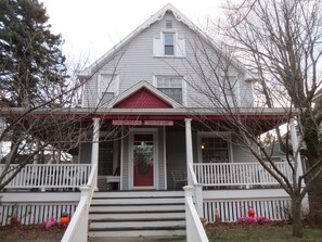 Front view of Captain's Cottage