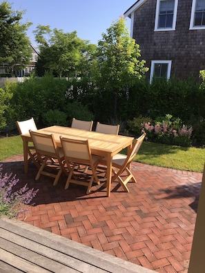 Brand new Kingsley Bate teak outdoor dining table and six chairs