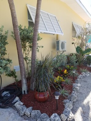 Front planter box