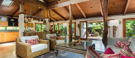 Indoor - outdoor living in true Hawaiian style