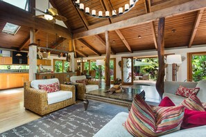 Indoor - outdoor living in true Hawaiian style