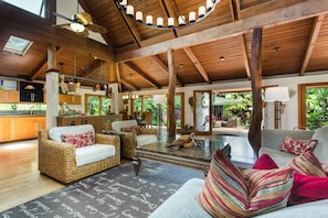 Indoor - outdoor living in true Hawaiian style