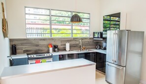 Fully stocked kitchen (pot &pans, plates, cutlery, herbs &spices, etc. provided)
