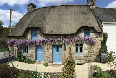 Entzückendes bretonisches Häuschen mit Strohdach und Steinmauern.