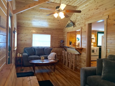 *Kelly’s Cottage* clean & cozy cabin located in Pittsburg NH
