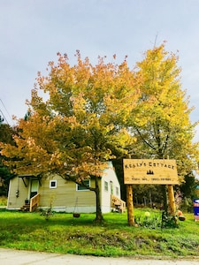 *Kelly’s Cottage* clean & cozy cabin located in Pittsburg NH