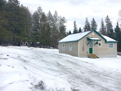 *Kelly’s Cottage* clean & cozy cabin located in Pittsburg NH