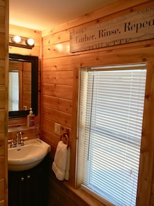 *Kelly’s Cottage* clean & cozy cabin located in Pittsburg NH