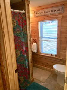 *Kelly’s Cottage* clean & cozy cabin located in Pittsburg NH