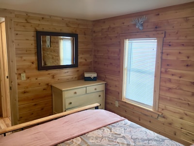 *Kelly’s Cottage* clean & cozy cabin located in Pittsburg NH