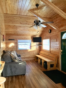 *Kelly’s Cottage* clean & cozy cabin located in Pittsburg NH