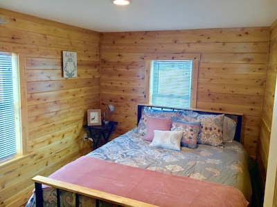 *Kelly’s Cottage* clean & cozy cabin located in Pittsburg NH