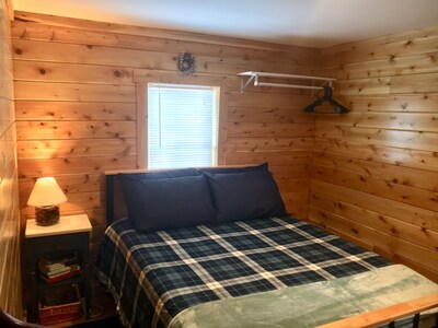 *Kelly’s Cottage* clean & cozy cabin located in Pittsburg NH