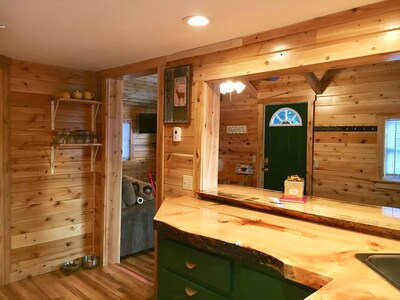 *Kelly’s Cottage* clean & cozy cabin located in Pittsburg NH