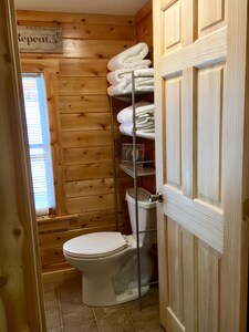 *Kelly’s Cottage* clean & cozy cabin located in Pittsburg NH