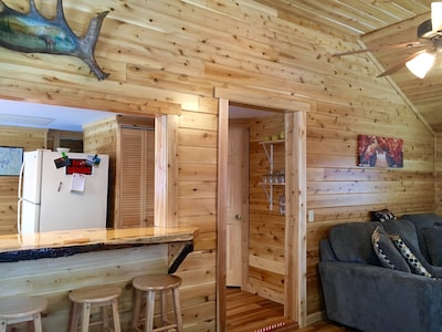 *Kelly’s Cottage* clean & cozy cabin located in Pittsburg NH