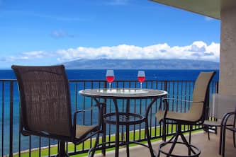 Whale Watching Paradise from your Lanai—Lovely Oceanfront Condo!