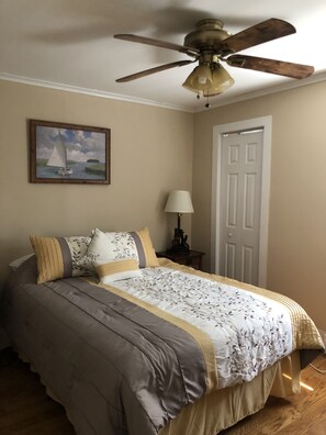 Gold Bedroom - Queen Bed