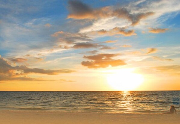 Beautiful Gulf Of Mexico Sunsets From Your Private Lanai!!!