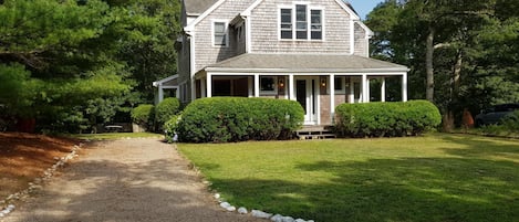 View of house and driveway