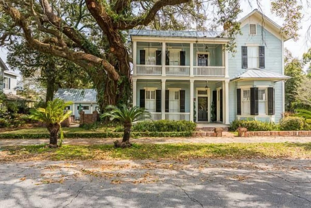 Historic District - Grand Victorian Home with Courtyard near Island Beaches