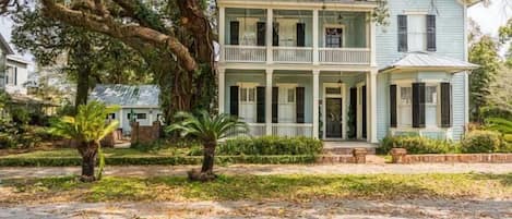 Grand Southern Home on tree-lined street in beautiful Old Town Brunswick