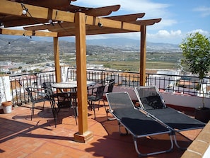 Roof terrace with beautiful views of the mountain and sea