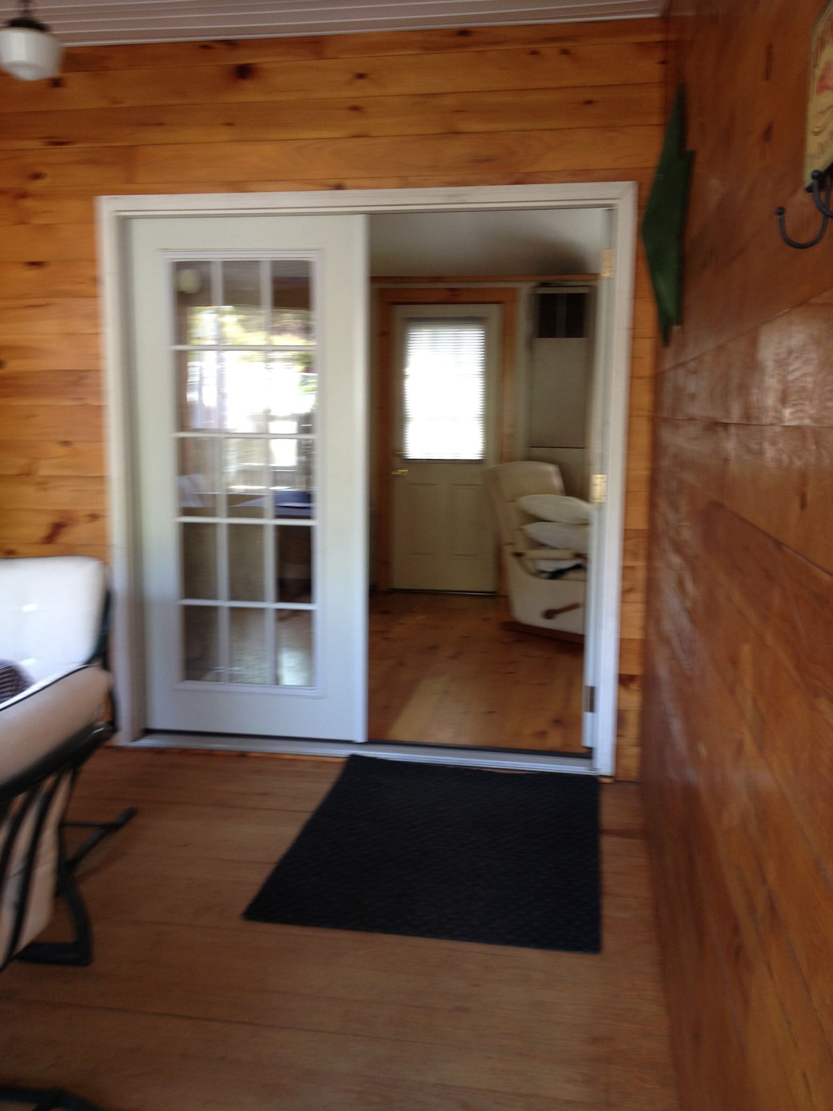 Cabin w 3 BRs, 2 baths, Pool, 1 mile to Beaches, Sleeps6, Pet ok