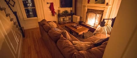 cozy living room, wood fireplace (we recommend duraflame) can buy wood at any local store