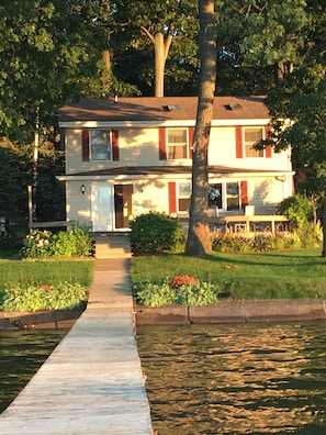 Charming Lakeside Appeal!