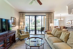 Open living area w/ screened lanai