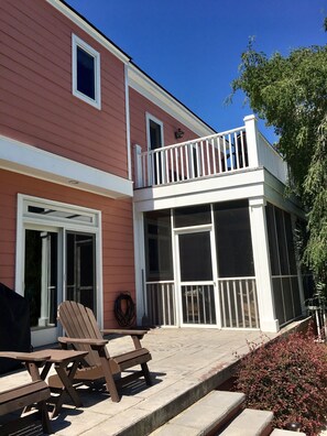 Upstairs terrasse for back bedrooms, master has balcony