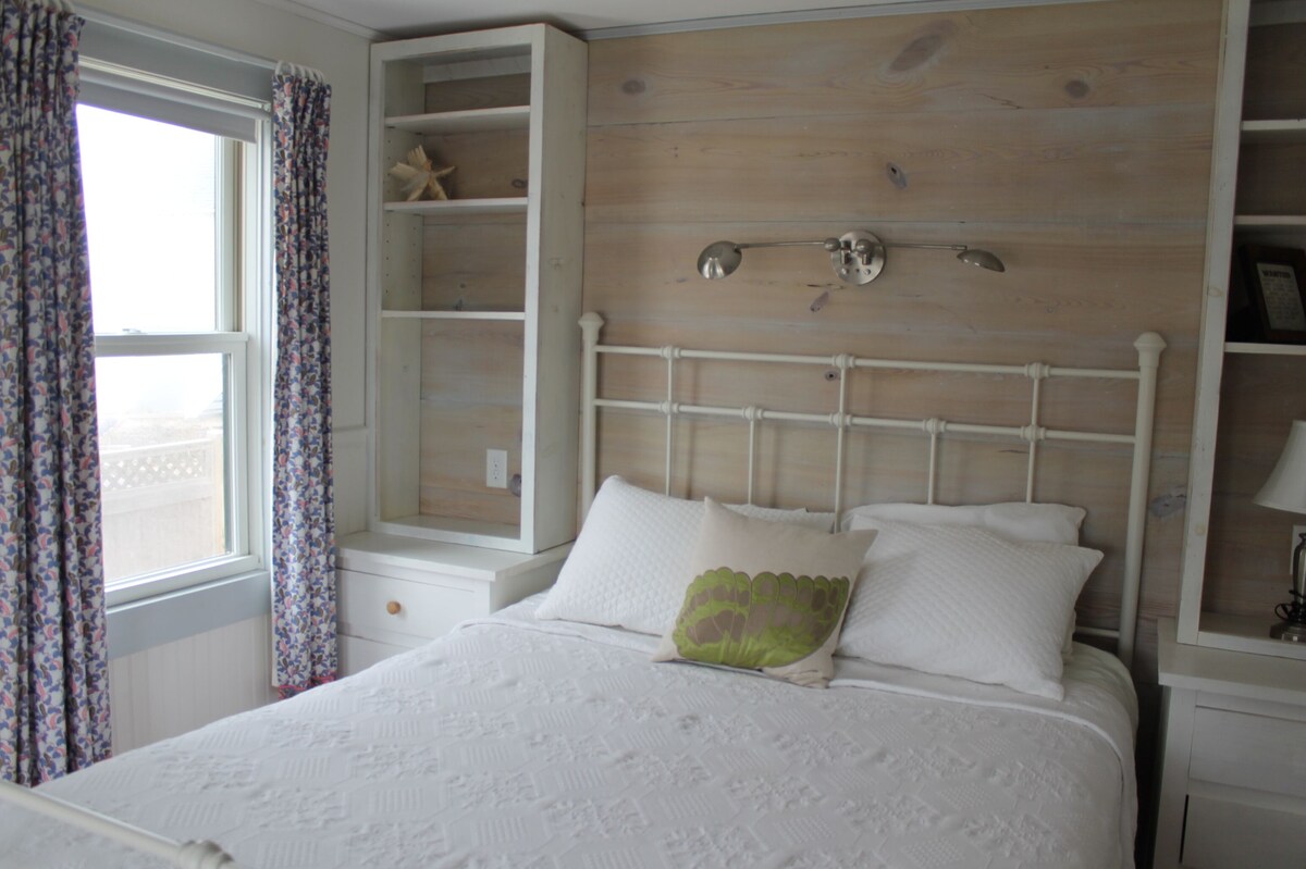 Charming N. Truro Waterside Cottage On Private Beach. Spectacular Sunsets!