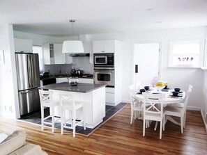 Kitchen & dining area