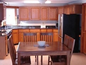 KITCHEN W/GRANITE COUNTER TOPS