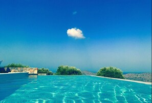 The overflow swimming pool of the Villa