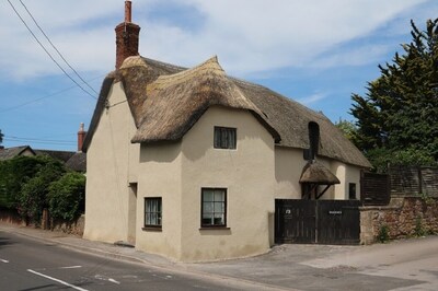 Schöne C17 Thatched Cottage: WIFI, Holzofen, umzäunten Garten und Parkplatz