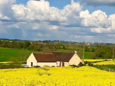 Beautiful longère du Perche for 9 pers. Magnificent countryside, pool and view!